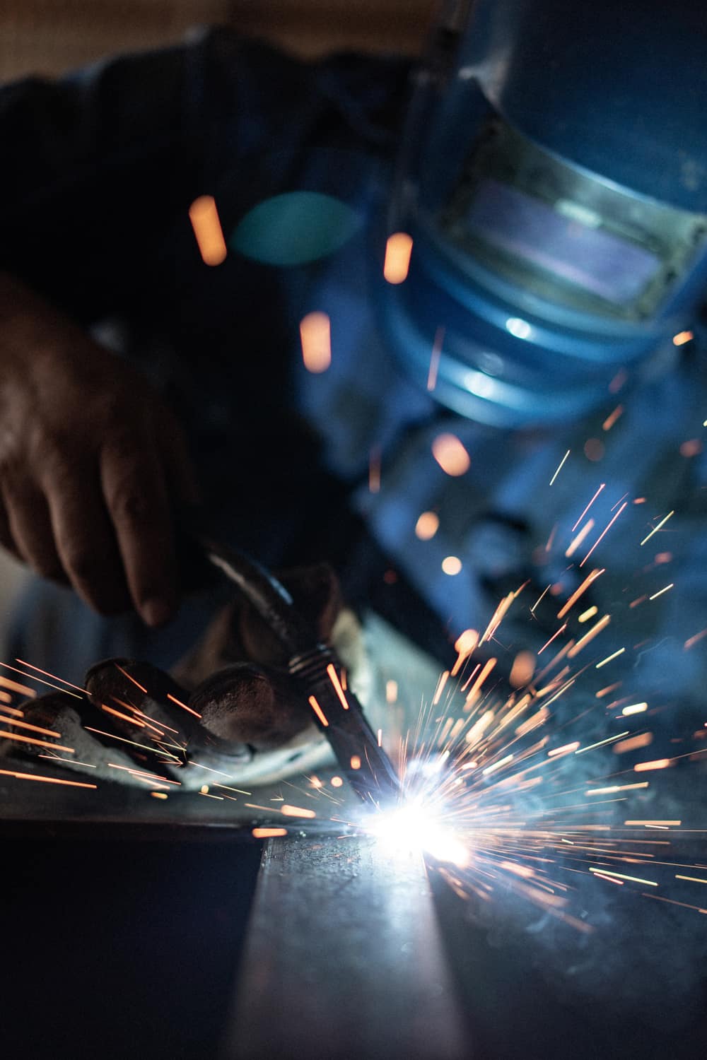 Inicio man welding factory